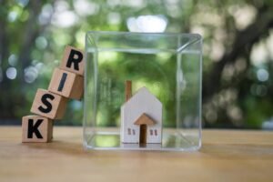 casa con scatola di sicurezza e polizza assicurativa