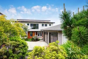 casa doppia vista esterna con giardini