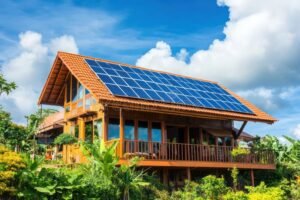 casa ecologica con pannelli solari e natura 1