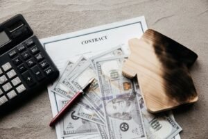 casa in fiamme con calcolatrice e soldi