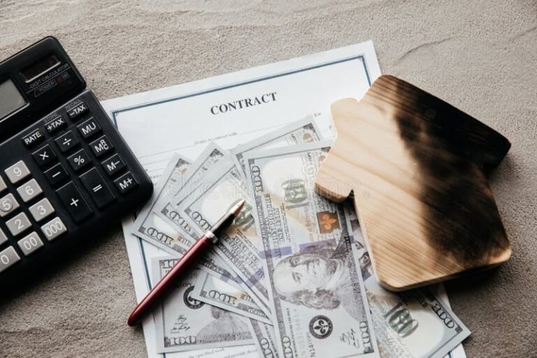 casa in fiamme con calcolatrice e soldi