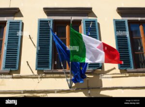 casa italiana con chiavi e bandiera italia