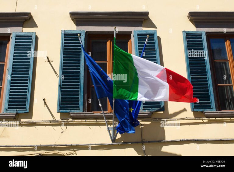 casa italiana con chiavi e bandiera italia