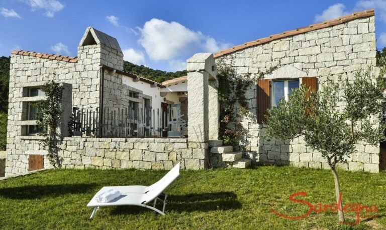 casa tipica sarda con televisore e famiglie