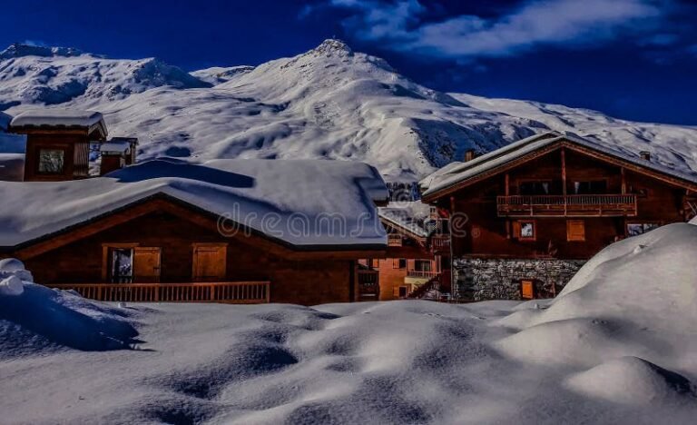 casa tradizionale alpina tra montagne innevate