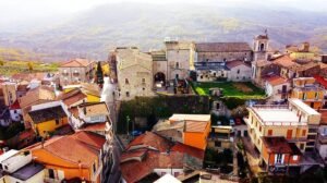 case popolari colorate nel quartiere torrione