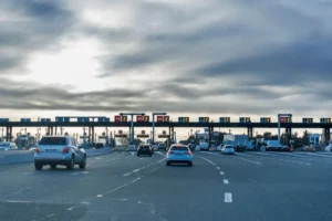 casello autostradale con veicolo in transito senza fermarsi