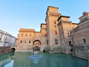 castello estense con riflessi sullacqua placida