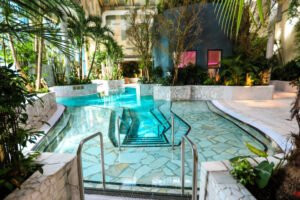 centro benessere con piscina e natura verde