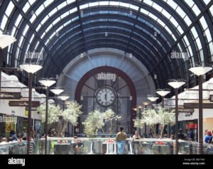 centro commerciale moderno con orologio visibile