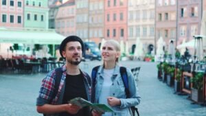 centro turistico con mappa e visitatori allegri
