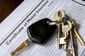 Quando Posso Cambiare Assicurazione Auto Senza Penalità 1 chiavi auto sopra contratto assicurativo aperto