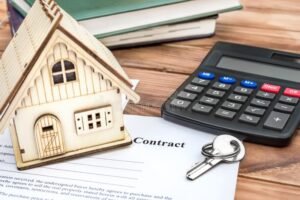 chiavi di casa con calcolatrice e contratto