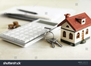 chiavi di casa con calcolatrice e documenti