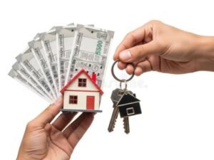 chiavi di casa con soldi accanto