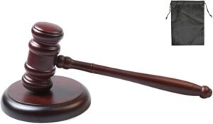 Come Funziona l'Asta Immobiliare: Quali Sono i Passi da Seguire 42 chiavi di casa martello da banditore allasta