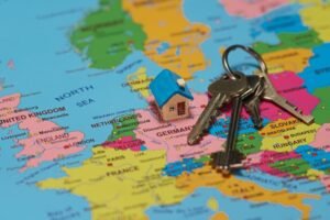 chiavi di casa su mappa mondiale colorata