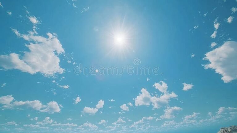 cielo sereno con sole e nuvole sparse