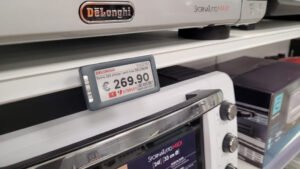 cliente che paga con carta in negozio unieuro