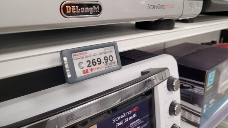 cliente che paga con carta in negozio unieuro