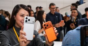 cliente felice acquista iphone in negozio moderno