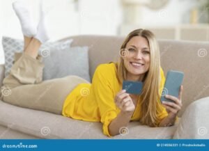 cliente felice con carta bancoposta sorridente