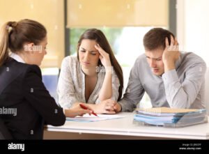 cliente preoccupato con documenti bancari