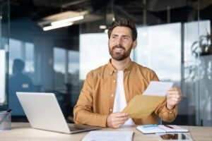 cliente sorridente in ufficio postale con documenti