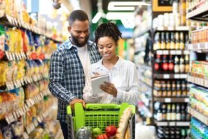 clienti felici che fanno shopping insieme