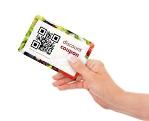 codice sconto con mano che tiene carta