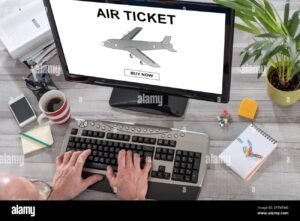 computer con schermo che mostra offerte voli low cost