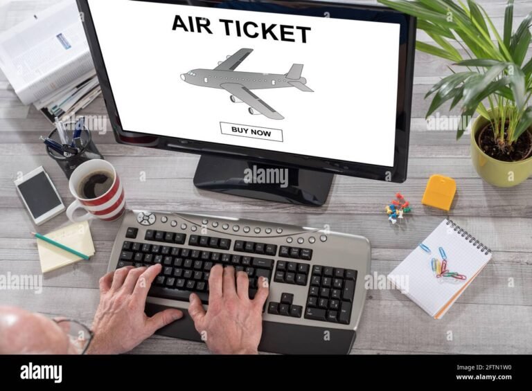 computer con schermo che mostra offerte voli low cost