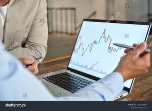 consulente finanziario che consulta grafici di borsa
