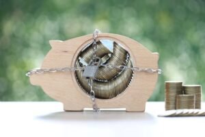 conto corrente bloccato con catene e lucchetto