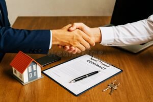 contratto firmato tra due persone con casa sullo sfondo