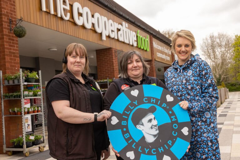 cooperativa comunitaria edificio con persone sorridenti