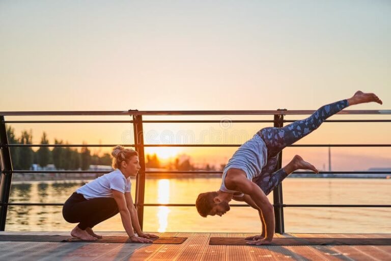 coppia che pratica yoga insieme allaperto