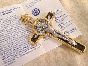 croce di san benedetto in oro su sfondo elegante