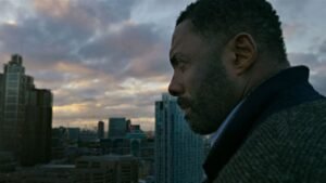 detective in azione con citta notturna