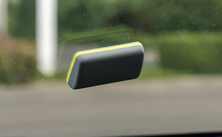 dispositivo telepass su parabrezza auto