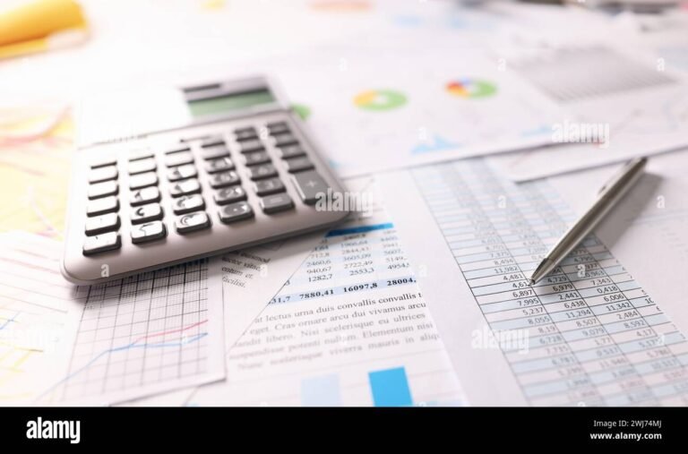 documenti finanziari e calcolatrice su tavolo