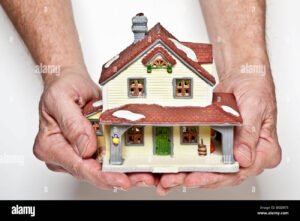 Qual È La Differenza Tra Tan E Taeg Nel Mutuo E Prestito 23 due mani che stringono una casa in miniatura