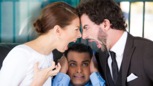 due persone che discutono davanti a una casa