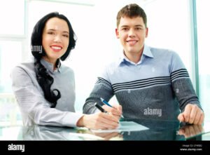 Mutuo Cointestato Con Unico Proprietario: Come Funziona Davvero 25 due persone che firmano un contratto insieme