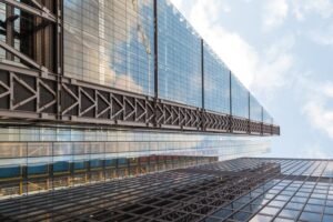 edificio moderno con elementi in vetro e acciaio