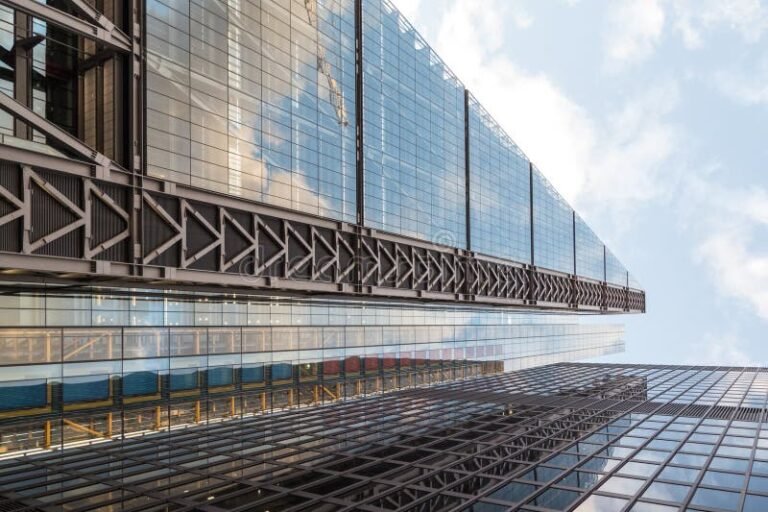 edificio moderno con elementi in vetro e acciaio