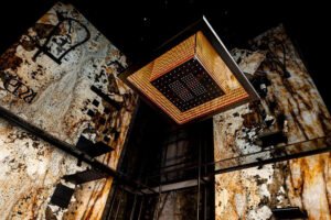 edificio moderno con insegna centro bisogno