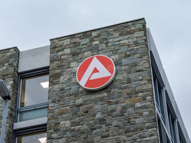 edificio moderno con logo centro impiego
