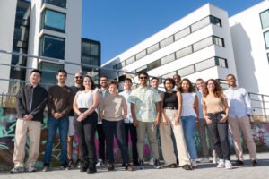 edificio moderno con studenti e professionisti insieme