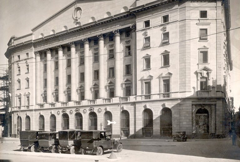 edificio storico della banca popolare milano